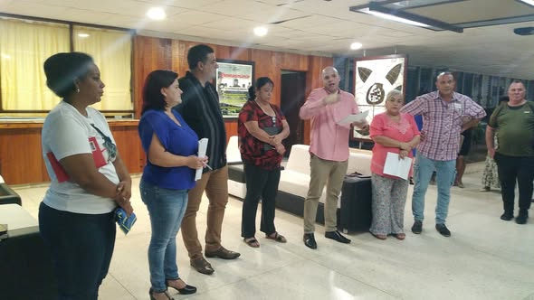 AbelHospital's tweet photo. Las empresas y actores no estatales se unen en el mantenimiento constructivo del @AbelHospital . La miembro del CCPCC y Primera Secretaria, @YamileRamosCord , @EumelinGobPinar y @DrSantana8805  intercambia con ellos reafirmando el compromiso y la unidad. #CubaPorLaVida https://t.co/M7S4R9DMnT