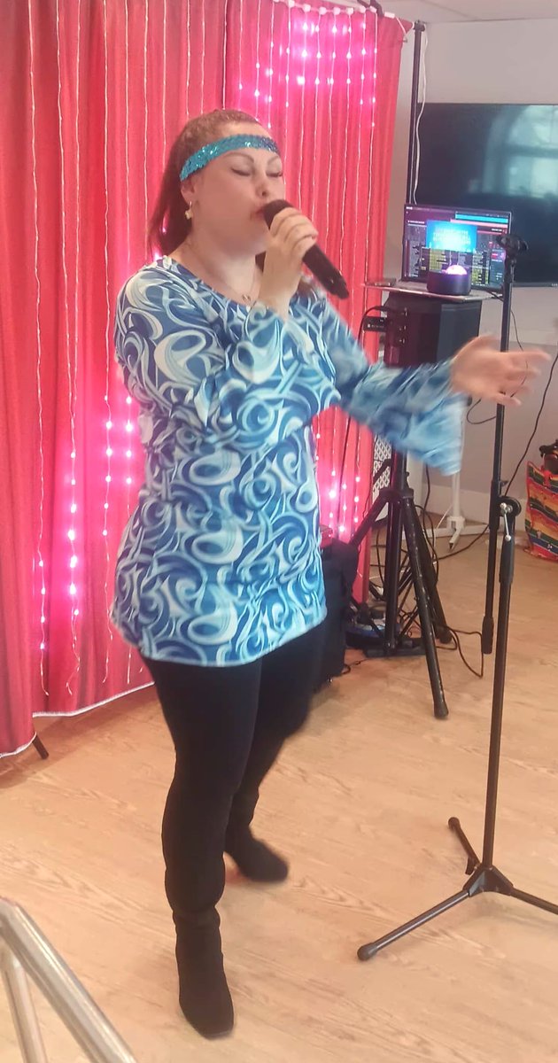 RedmountResHome's tweet photo. We've taken a break from the wild to have a good old sing and dance with Zoe's Cabaret Entertainment. Zoe came to see us yesterday and we sang and danced a long to Motown and ABBA! #Nostalgia #Reminiscence #Singing #MusicTherapy https://t.co/9UylmDsXeM