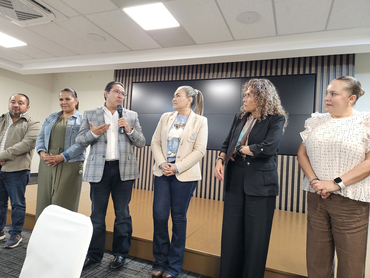 Contraloria_Qro's tweet photo. El Secretario de la Contraloría, Oscar García González, se reunió con personal de la Usebeq que encabeza Irene Quintanar, para agradecer el cumplimiento al 100 por ciento, de la presentación de declaración en esa dependencia ✍🏼 ¡Enhorabuena! #Contigo #JuntosAdelante #SomosSECON https://t.co/qstNnCzo6p