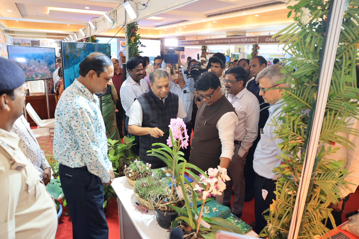 RPRC_Odisha's tweet photo. On the occasion of World Environment Day 2026 at Lok Seva Bhawan;RPRC participated in the state-level programme, where the Chief Executive briefed the Hon’ble Minister of FE&CC on the Centre’s exhibition and ongoing green initiatives. #WorldEnvironmentDay2026 #RPRC @GaneshRamBJP https://t.co/72JvU4WIBp