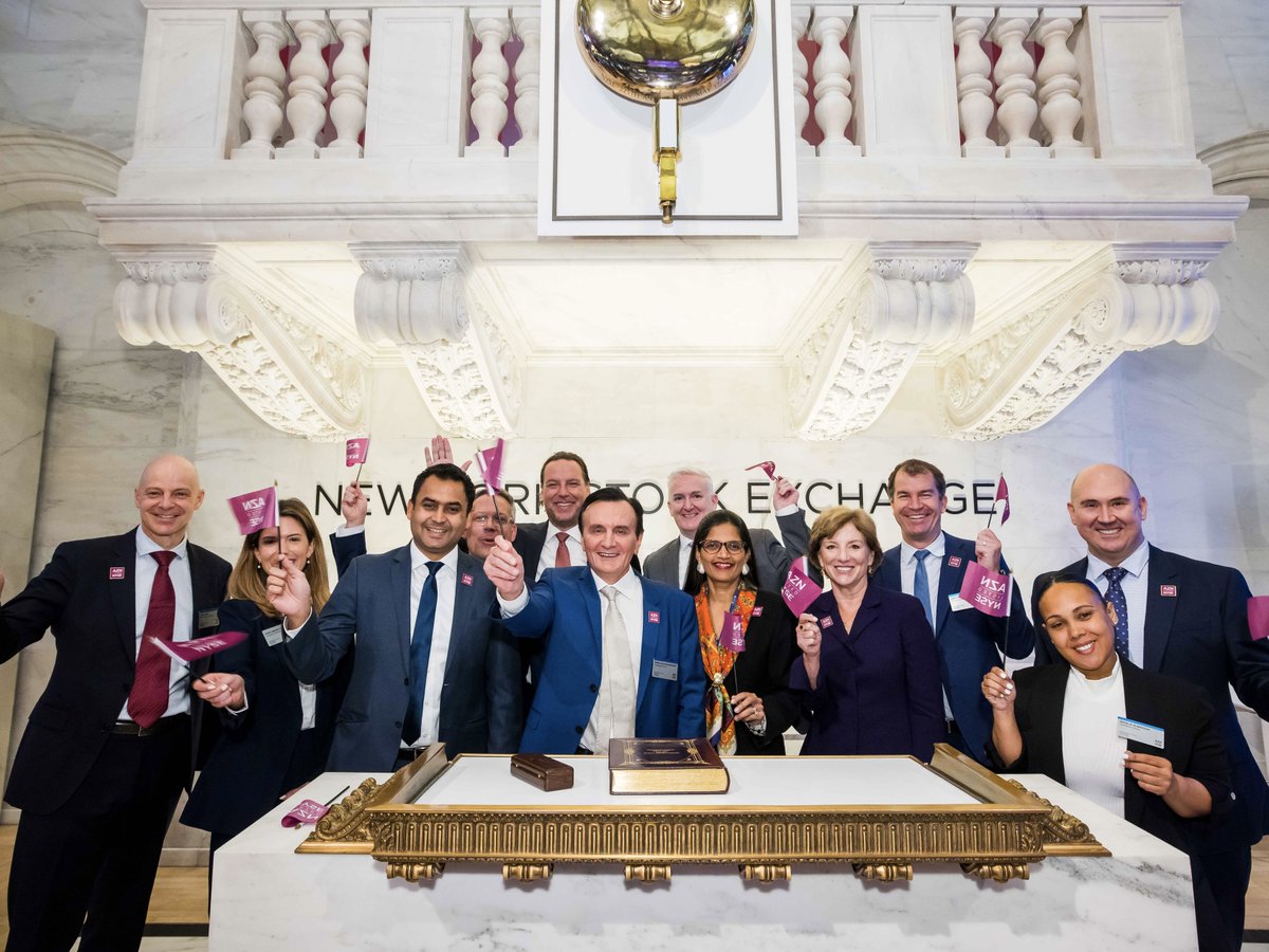 NYSE's tweet photo. Pushing boundaries of science to deliver life-changing medicines. 

Marking the largest transfer in NYSE history, @AstraZenecaUS celebrates a deepened commitment to advancing medical breakthroughs and strengthening the US healthcare ecosystem. $AZN https://t.co/kwq5kv6kTI