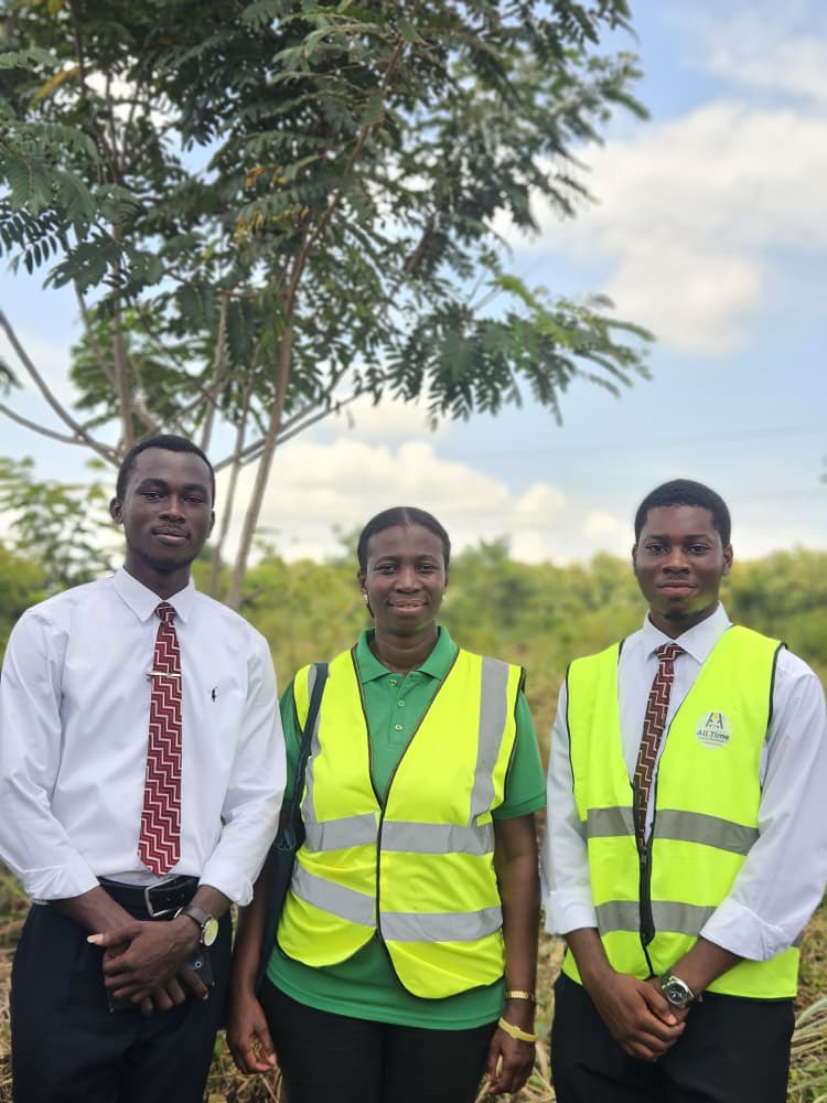 Bhra_Jake1's tweet photo. The Green Ghana Day initiative proceeded smoothly across the country today as my team and I went out to plant some trees around campus. https://t.co/uWEtiWPql0