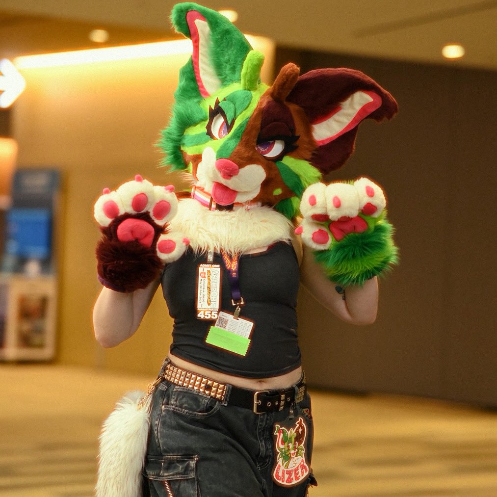 catbattyy's tweet photo. happy #FursuitFriday ! ☀️
:3c
📸 trickyzerg https://t.co/JusaTg2lZf