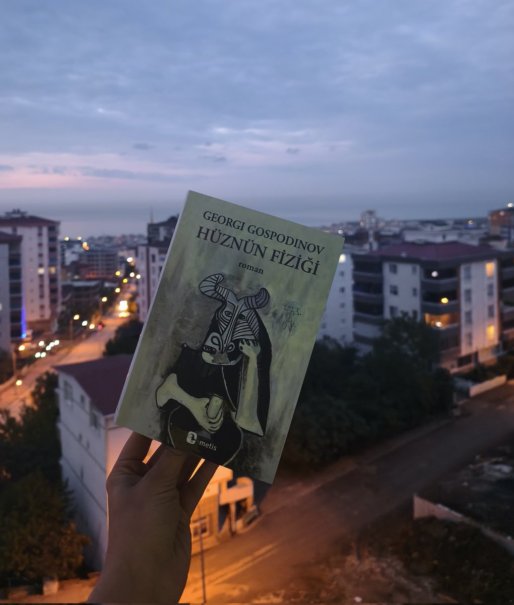 EbruSevnc_'s tweet photo. "Karanlığa kapanmak, hiçliğin tedavi edici karanlığında öylece oturmak isterdim. Kendi dağılmamı önlemek, başka insanların hüznünü ve öykülerinin akışını durdurmak için."
#GeorgiGospodinov #HüznünFiziği
#alinti
📚🦉🌼 https://t.co/1mMmAFdKZO