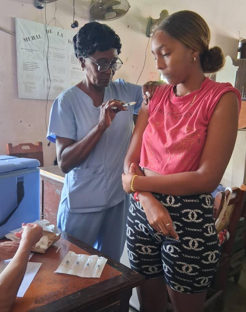 TabacoTorcidoVC's tweet photo. Se realiza en la UEB Santo Domingo la vacunación de la Soberana 02 y la PRS, para la prevención de enfermedades.
#SaludParaTodos
#ProtecciónALaPoblación https://t.co/W2QcwDiMF6