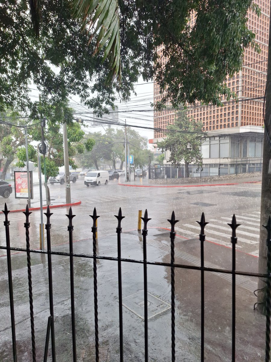 Joe7gt's tweet photo. Nada mas que esperar a que pase la lluvia https://t.co/bOzPBtI2h7