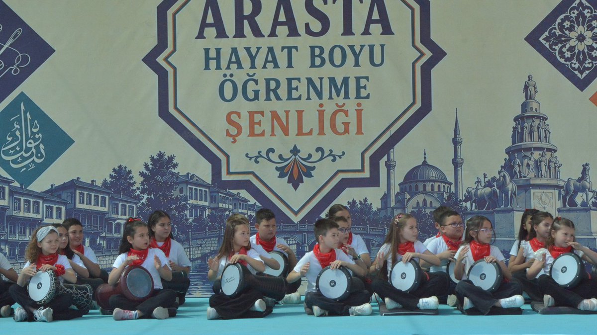 TepebasiMem's tweet photo. Arasta: Hayat Boyu Öğrenme Şenliğimizin ikinci gün öğle oturumunda sahnelenen halk oyunları ve ritm gösterileri katılımcılar tarafından ilgiyle takip edildi. Atölyelerde öğrenci eğitimleri devam ederken sahnedeki çoşku da devam etti.

Coşkulu gösterilere katılımcı öğrencilerimiz ve halkımızın da eşliği renkli görüntüler oluşturdu.