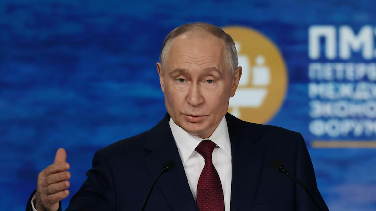 _NOALCOMUNISMO's tweet photo. 😀😃😄😁  ESTÁ EN PROFUNDA BANCARROTA . . .
En el foro más importante de Rusia, Putin admitió el retroceso de la economía y ensayó una tibia defensa: “No colapsó”
La guerra contra Ucrania ha puesto las finanzas de Moscú bajo una presión inmensa, con precios en aumento, subidas de impuestos y costos de endeudamiento en su nivel más alto en dos décadas