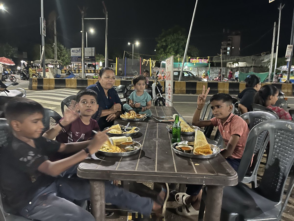KPandya13's tweet photo. Aaj yeh bacho ne paheli bar dhosa khaya Es bacho ko khilane ka aanad Kuchh or hame mila…😀 https://t.co/KdXASGjyiB