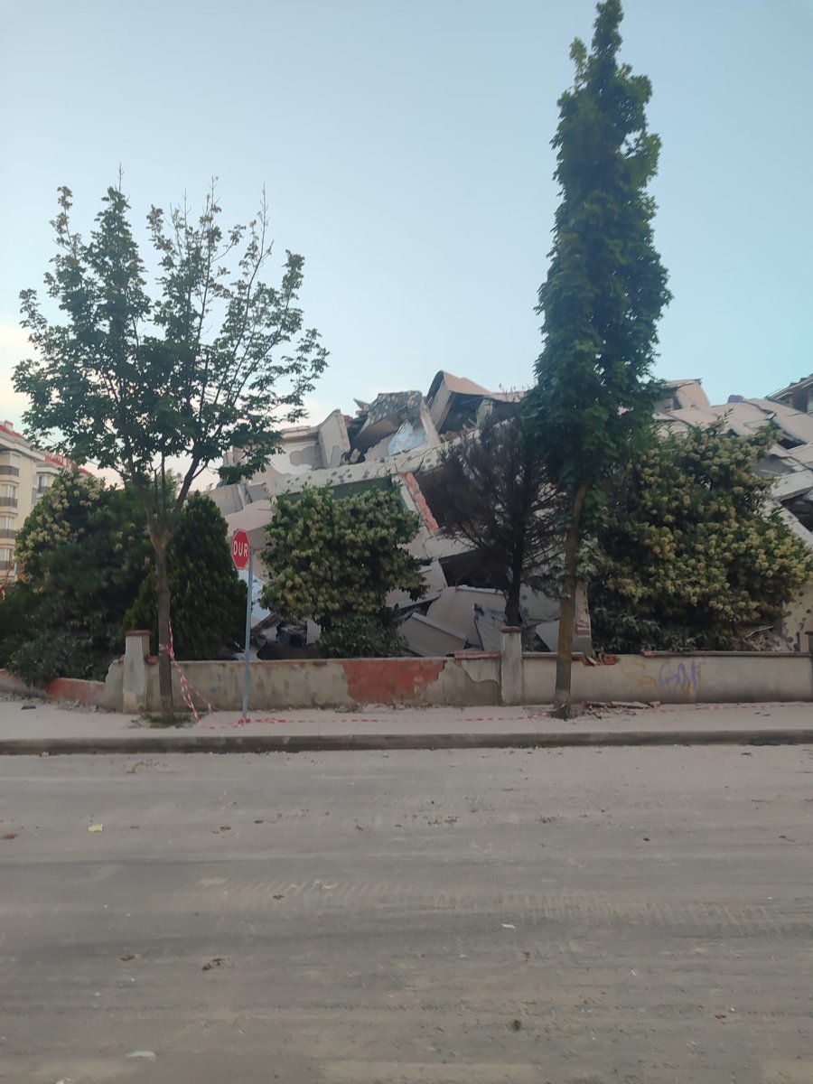 coskunil's tweet photo. @zafersahin06 Burası bu akşam 20:00 da kontrolsüzce başıboş şekilde yıkıldı gö ün yiyorsa bu olayın üzerine gitsene https://t.co/Sc5oVK1lk9