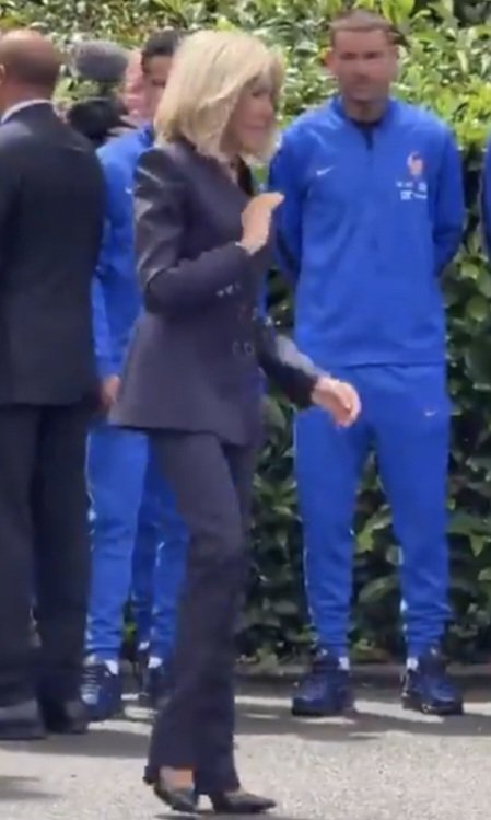 DavidBorie4's tweet photo. Il y a rien de plus ridicule qu'une vieille qui se prend pour une (plus) jeune. https://t.co/AyWTsrm4qf
