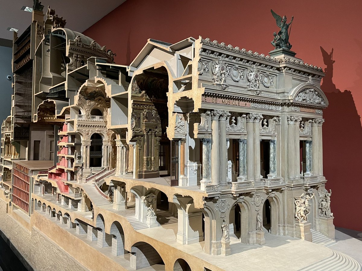 heng2shan1's tweet photo. 今日行ったオルセー美術館に、オペラ座の建物の断面模型があって、全体構造と中の仕組みがよくわかります

この地下室にファントム🎭が住んでいて、クリスティーヌとラウルがこの屋上に上がって、天使像の上にファントムがいて、と想像が膨らみます🤭 https://t.co/FTJrYXbEeY
