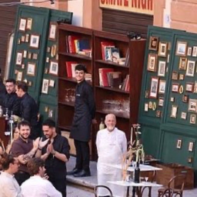 DLArabicNews's tweet photo. دوا ليبا وكالوم تيرنر قاموا بإدراج رف كتب في ديكور حفل ما قبل الزفاف تكريماً للحظة التي ألتقيا فيها، حيث كان الاثنان يقرأن نفس الكتاب وفي نفس الصفحة 🥹🤍 https://t.co/cpxokQcpEJ