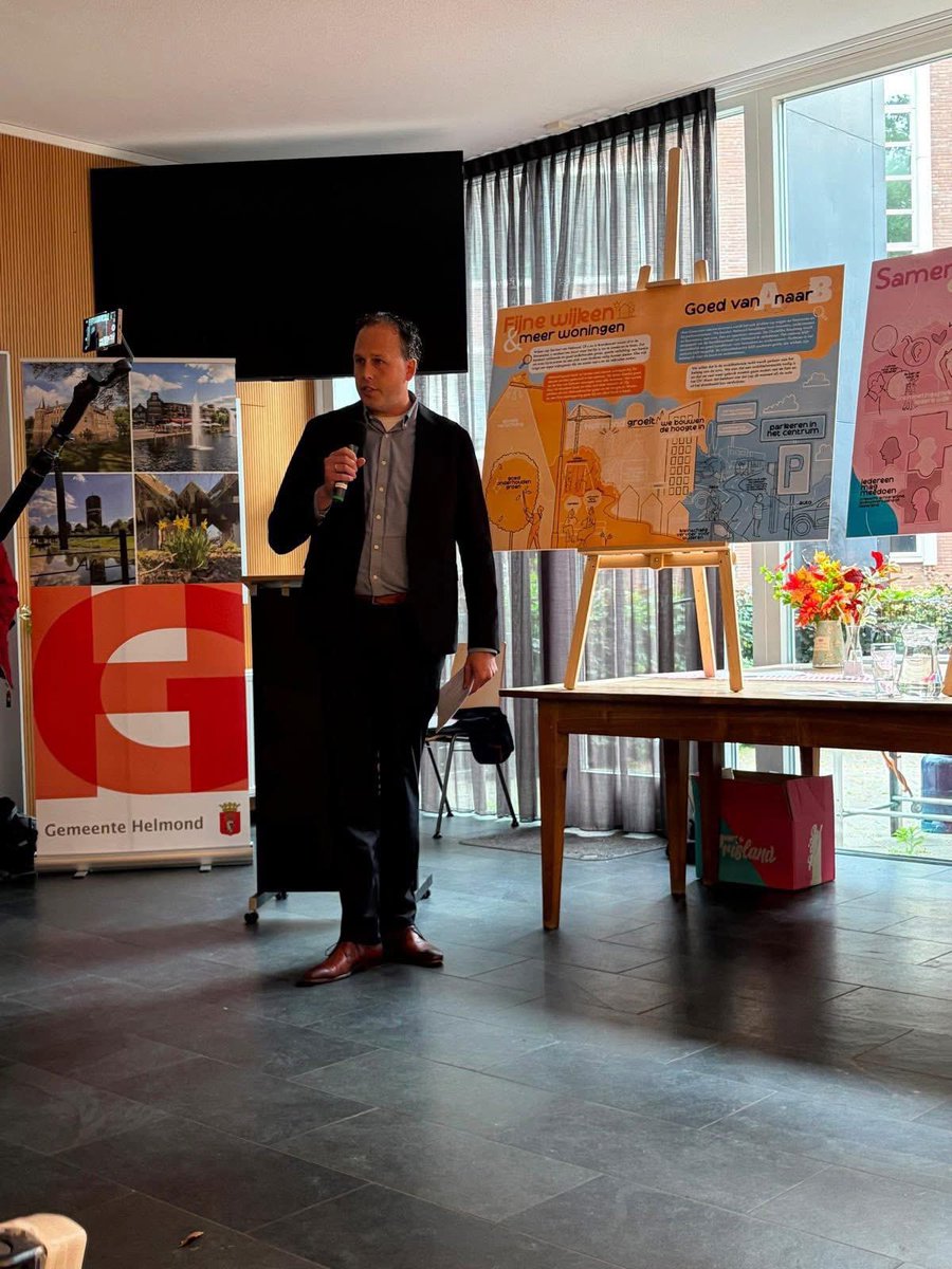 helderhelmond's tweet photo. Vandaag presenteerden Helder Helmond met VVD, D66, CDA en Lokaal Sterk het coalitieakkoord ‘Samen het verschil maken’. 🤝

Mooi om te zien hoeveel mensen daarbij aanwezig waren en hoeveel positieve gesprekken het direct opleverde.

Een mooie start 🧡

https://t.co/Q562wpfSXH https://t.co/Gr6y9xyTPx