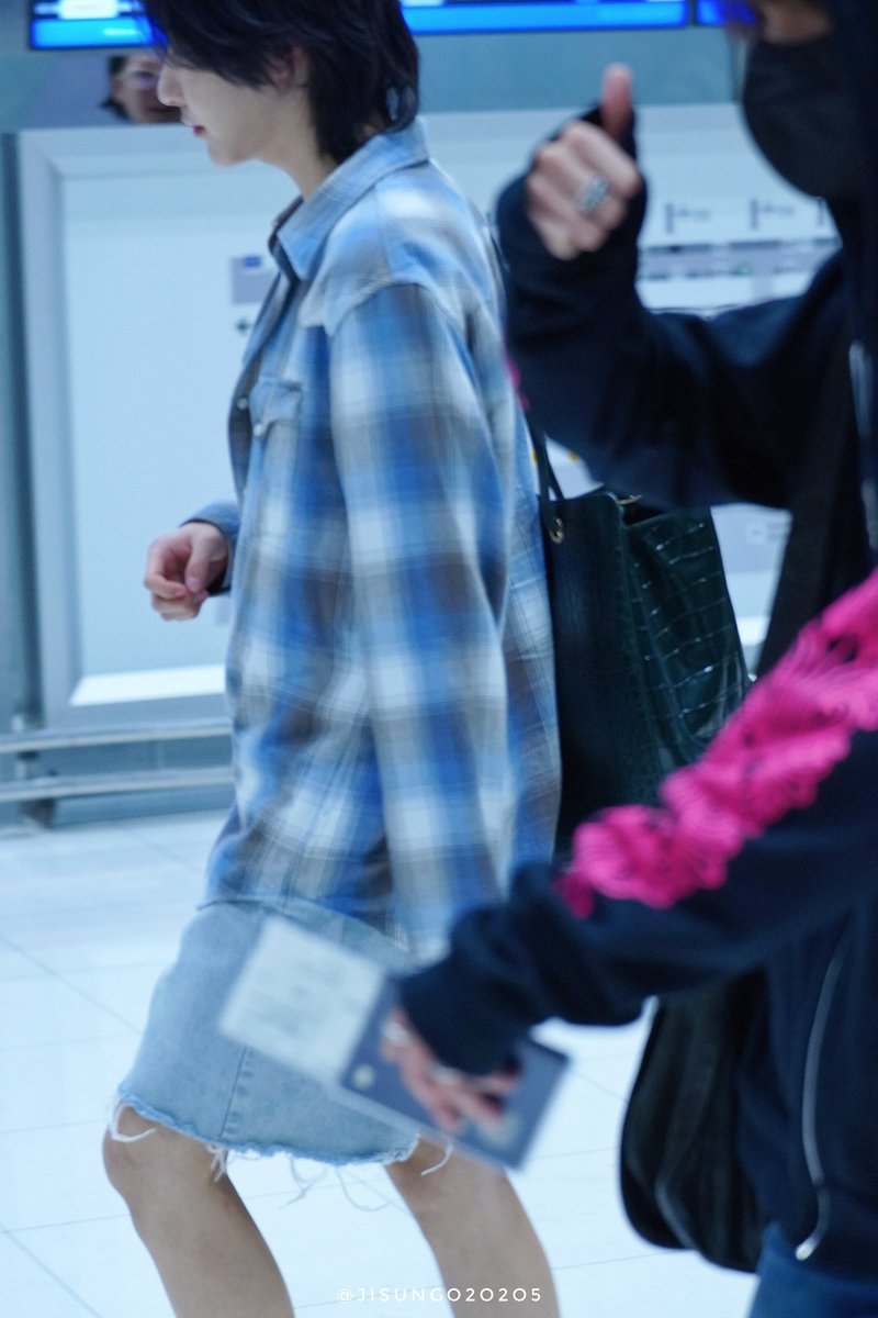 MMblue23's tweet photo. @grok coba jabarkan alasan, kenapa harus suka ke huang renjun ? https://t.co/atM9huX45U