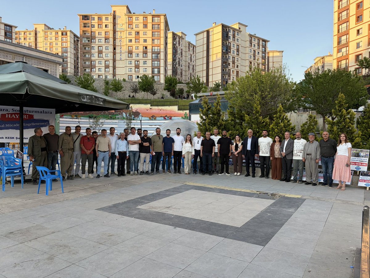 SirnakSes's tweet photo. Şırnak KESK Şubeler Platformu olarak, hukuksuz biçimde görevden uzaklaştırılan arkadaşlarımız için Adalet Nöbeti tuttuk.

Sendikal faaliyet yürütmek, barışı savunmak, demokrasi ve halkın hakları için mücadele etmek suç değildir.

Şırnak SES Şube Sekreteri Abdülkadir Örüker ile Eğitim Sen Başkanı Adnan Şenbayram,Şune yöneticileri Mesut Aslan ve Nizam Kaplan hakkında yürütülen soruşturmalar sonlandırılmalı, görevlerine derhâl iade edilmelidir.

Adalet, emek ve demokrasi mücadelemizden vazgeçmeyeceğiz.
#AdaletNöbeti #SendikalHaklar #KESK #SES #EğitimSen
@sesgenelmerkezi @sirnakegitimsen