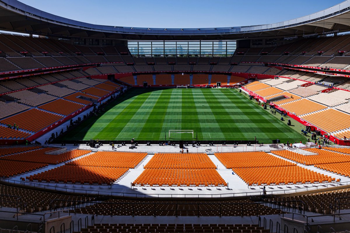 enriquesf95's tweet photo. Que digo yo, Alejandro, que si pusieras el escenario mirando al otro gol del estadio, ganarías más aforo para los que se sientan en grada en ese gol, que tiene más capacidad aparentemente, que al que está efectivamente apuntando el escenario. @AlejandroSanz

Nos vemos mañana ❤️❤️ https://t.co/2LuoG2WOYn