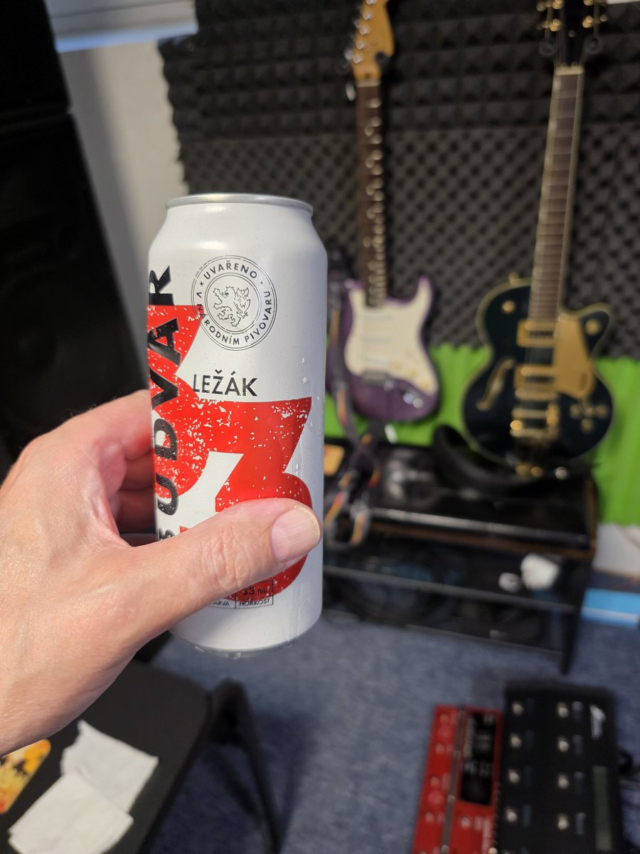 iMaginary_lost's tweet photo. Na zdraví přecedo @Puppy_Cute14 😉🙋‍♂️🍀🎶 ať žije pivní pátek 🍻 https://t.co/zXFs9hPA7Q