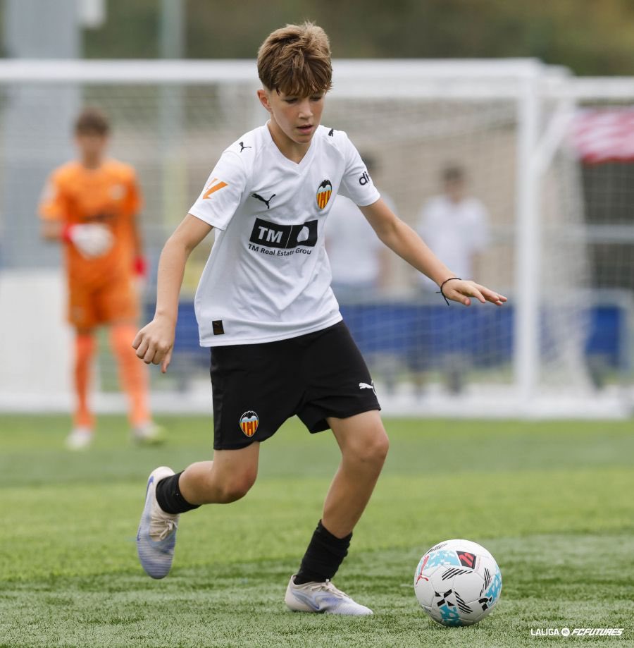 Academia_VCF's tweet photo. ✅ Victoria del #VCFAlevín 🅰️ para cerrar una gran fase de grupos en #LALIGAFCFUTURES 

2️⃣-0️⃣ 🆚 @Rayo_academia
1️⃣-0️⃣ 🆚 @FCBmasia 
1️⃣-1️⃣ 🆚 @RealOviedo 
0️⃣-0️⃣ 🆚 @Alaves 

𝗜𝗡𝗩𝗜𝗖𝗧𝗢𝗦‼️ https://t.co/6xIaHD0KAP