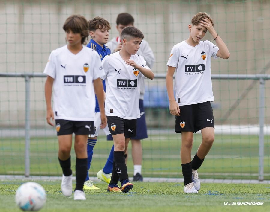 Academia_VCF's tweet photo. ✅ Victoria del #VCFAlevín 🅰️ para cerrar una gran fase de grupos en #LALIGAFCFUTURES 

2️⃣-0️⃣ 🆚 @Rayo_academia
1️⃣-0️⃣ 🆚 @FCBmasia 
1️⃣-1️⃣ 🆚 @RealOviedo 
0️⃣-0️⃣ 🆚 @Alaves 

𝗜𝗡𝗩𝗜𝗖𝗧𝗢𝗦‼️ https://t.co/6xIaHD0KAP