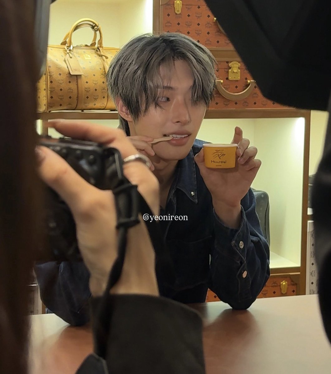 yeonireon's tweet photo. mangi &amp; his mango ice cream🐣🥭

#MINGI #민기 #MCM #MCMXMINGI #ATEEZ #에이티즈 #송민기 @MCMtweets @ATEEZofficial https://t.co/latJq3OxMS