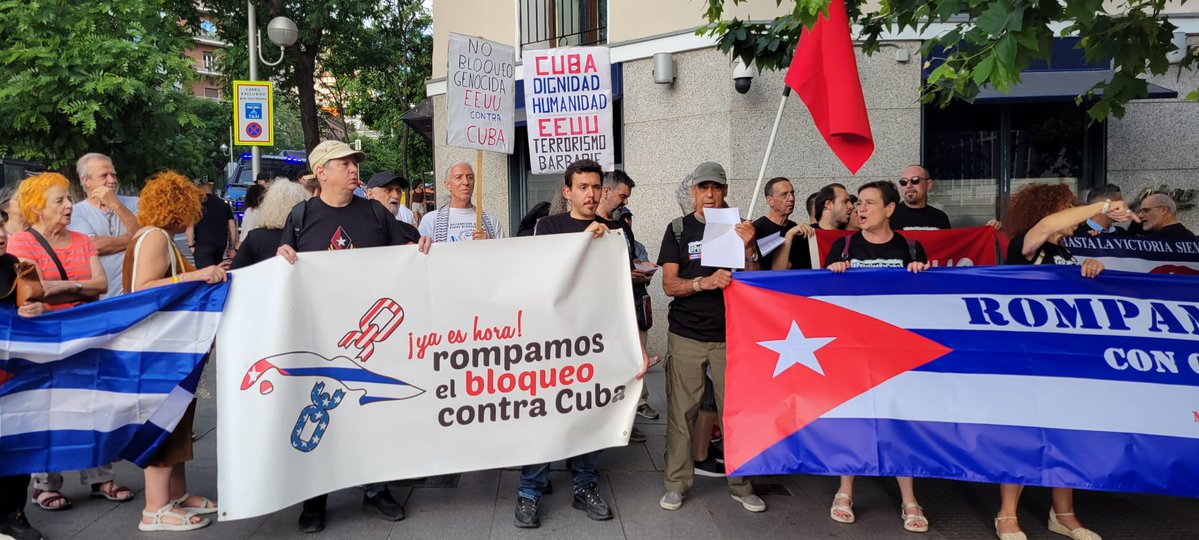 PrensaCuba_Espa's tweet photo. El firme apoyo de la comunidad cubana residente en España y la activa solidaridad del pueblo, junto a las organizaciones españolas. Todos nos enfrentamos al enemigo que asfixia a nuestro pueblo con bloqueo criminal y medidas de guerra económica.
#PetróleoPaCuba
#CubaNoEstáSola https://t.co/8f9N5GXrVp