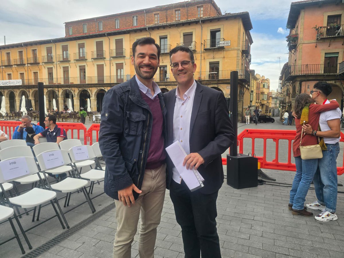 davfermen's tweet photo. @ForosFID reúne hoy en León a los tres entrenadores más queridos por los leoneses: Gustavo Aranzana, Manolo Cadenas y Rubén de la Barrera. 

Muy buenos recuerdos de grandes éxitos deportivos de León que son imborrables y que seguro pronto volverán. 

⚽️🏀🤾🏻 https://t.co/KFpEKxSxol