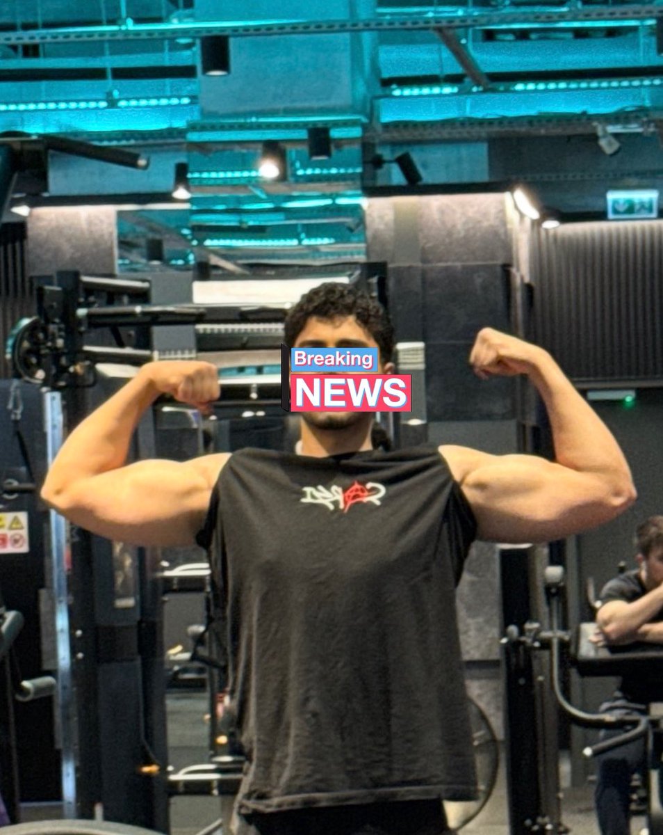 user0eu's tweet photo. biceps, breaking news, biceps https://t.co/UMMBRLyoYo