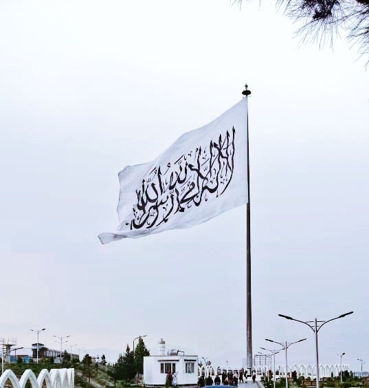 Ebnemubarak59's tweet photo. د رب العالمین کارونو ته د انسان عقل جام شي.
هغه بیرغ چې په موبایل کې یې ساتل او ګرځول لا ممنوع شوي وو؛ نن داسې ورځ راغله، چې پورته د کابل په هسکو او دنگو منارو/څلو کې په خوند رپېږي.
کلمة الله دې تل دغسې لوړه پاتې شي.
موږ دې ټوټې - ټوټې شو؛ خو کلمه دې لوړه وي! https://t.co/pmTz1AycH2