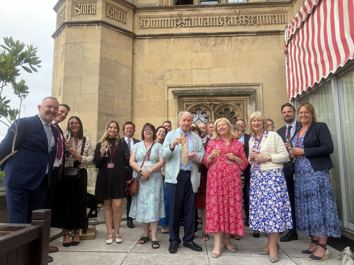 bernarddonoghue's tweet photo. It’s been an epic @alva_uk week; our Heads of HR forum and a dinner to celebrate @SarahRoots & her achievements @UKHouseofLords on Monday; speaking at the senior leadership conference of @RCT on Tuesday; speaking at the National Visitor Attractions Marketing conference, being installed as a Liveryman of the Carpenters Company and lunch with @Alan_Measles, then @ChelsPhysicGdn summer party on Wednesday; and speaking at @GatewayTicket conference @UniofOxford and drinks @bodleianlibs yesterday. Today was a day for zoom meetings.
