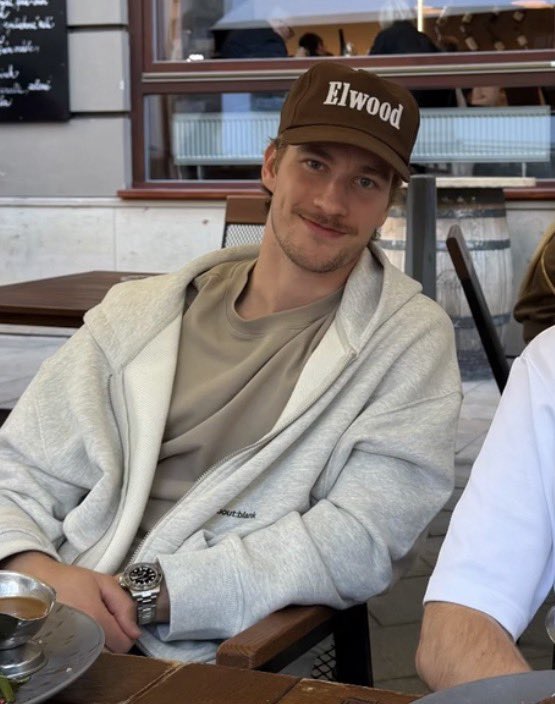 kreidiculous's tweet photo. everyone shut up https://t.co/Nn7wN63D10