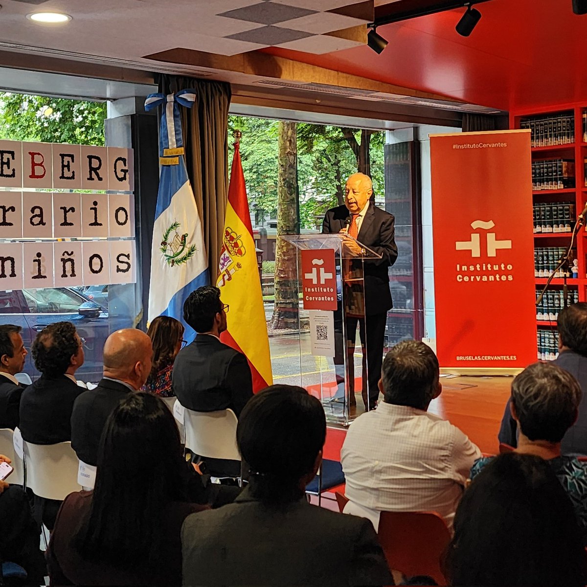 EmbGuaBl's tweet photo. 🇬🇹🤝🇧🇪🇪🇸 En el marco de la visita de trabajo a Bruselas del Canciller de Guatemala, Carlos Ramiro Martínez Alvarado, la Embajada de Guatemala en Bélgica y el @IC_Bruselas realizaron la velada musical “Guatemala: visiones musicales”, promoviendo la riqueza cultural guatemalteca. https://t.co/EELOjmbhYb