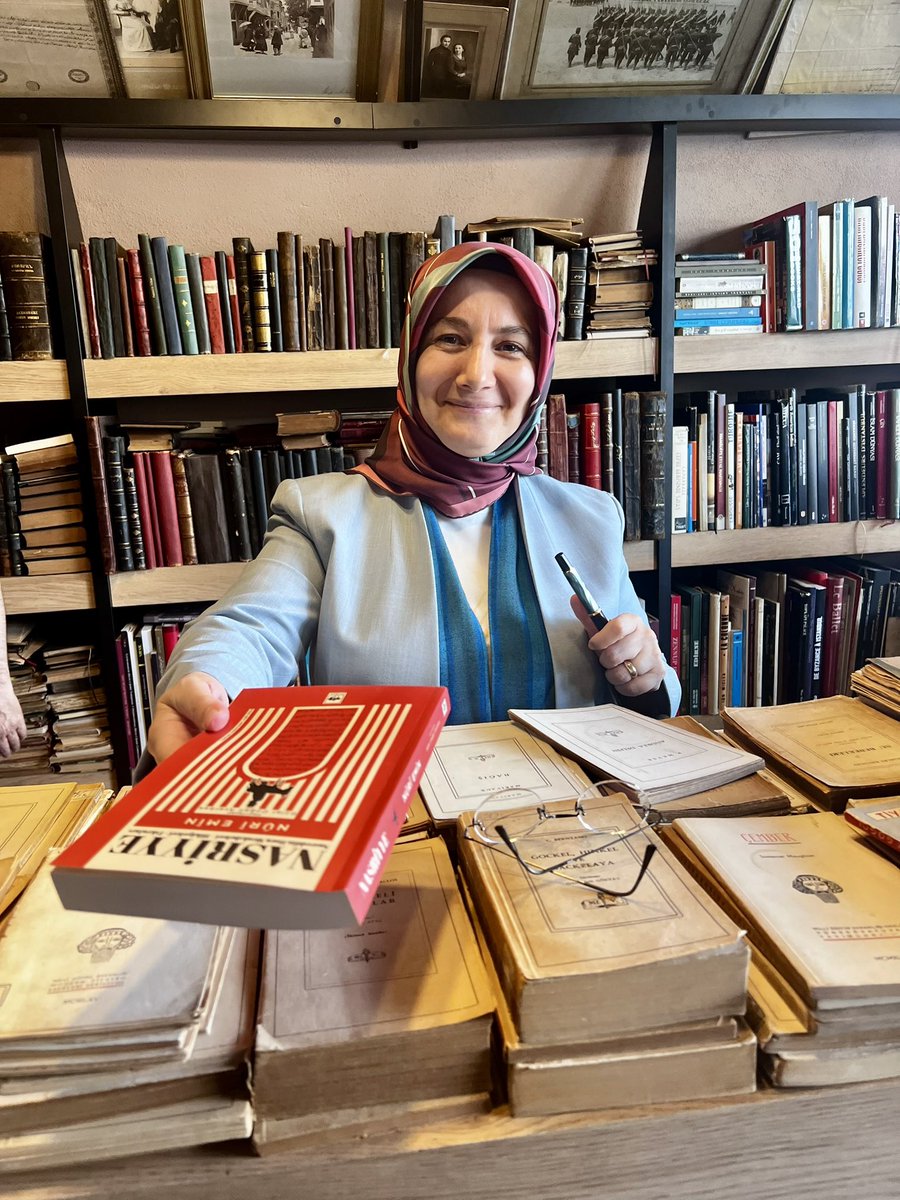 bahtiyarim's tweet photo. Güler Hocamız Hanımefendi'nin literatüre kazandırdığı Nasriyye'nin en güzel yanı fıkraların iki yüz sene önceki dille yazılmış olması. Hocamıza eski lisanı üzere güleceğiz... https://t.co/noljS00y0d