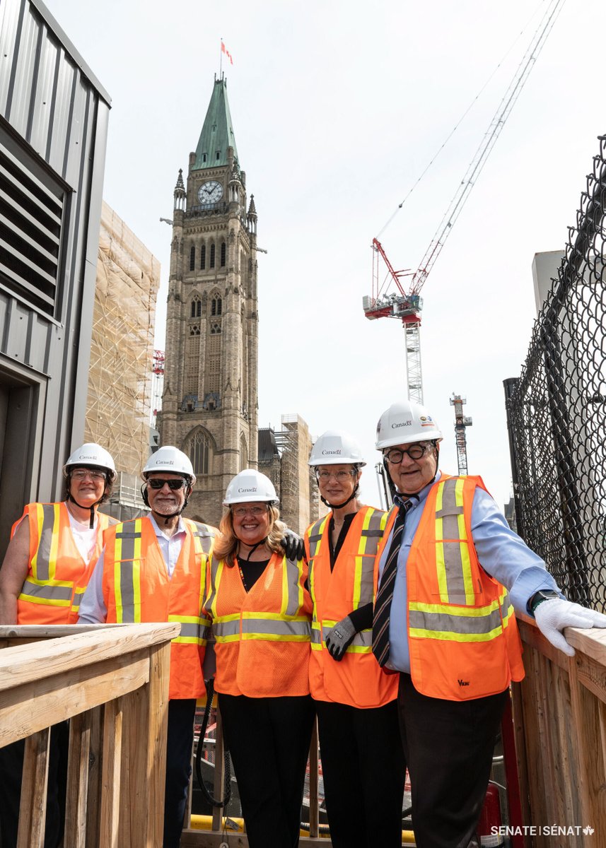 SenateCA's tweet photo. 🏗️ This week at the site of Centre Block’s rehabilitation: Senators Eric Forest, Lucie Moncion, @SenatorRavalia, @SenKristaRoss and Karen Sorensen got a close-up look at the upgraded luffing crane, a specialized crane well suited to complex urban construction projects. Equipped with a longer boom, it will play an important role in upcoming work on the iconic Peace Tower.

#SenCA #ParliamentHill #FrontAndCentre