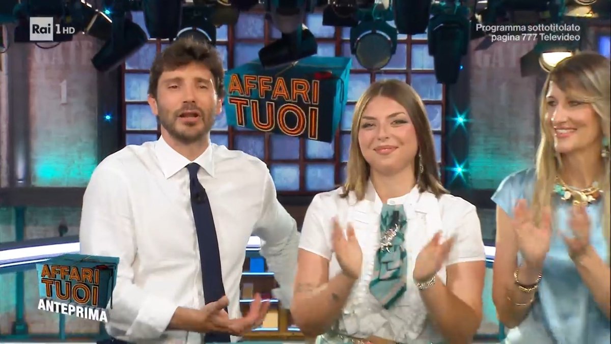 TeleVisionaro's tweet photo. 📦 Buonasera pacchers 
Stasera gioca Giulia dalla Toscana 
#AffariTuoi https://t.co/qpfbzXAFvv