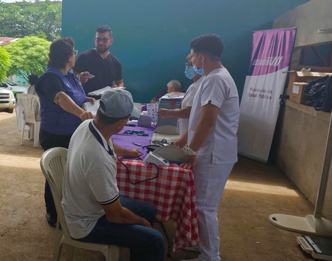 Salud_Guayas's tweet photo. Bienestar más cerca de la comunidad 👨‍⚕️👩‍⚕️🩺💉💊

#Balzar | Personal de @Salud_Ec activó una brigada médica e intersectorial en el recinto #ChonerosDeAbajo, otorgando los servicios de:

✅Medicina General
✅Odontología

#MSPEnTerritorio https://t.co/pvfsX1tR8x