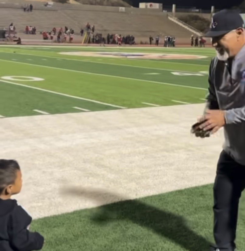 BlazerFBprogram's tweet photo. No words, just
Thank you @ArturoPoblanoJ1 for your time at Blazer Nation. Blessings on your next chapter! A’s Up
#EAT #PoP #One11 #ForeverABlazer @Americas_HS @Coach_NoeRobles @frontz_eric @JNunn_ADM @SocorroISD @SISD_Marketing https://t.co/BLHpIL7tVy
