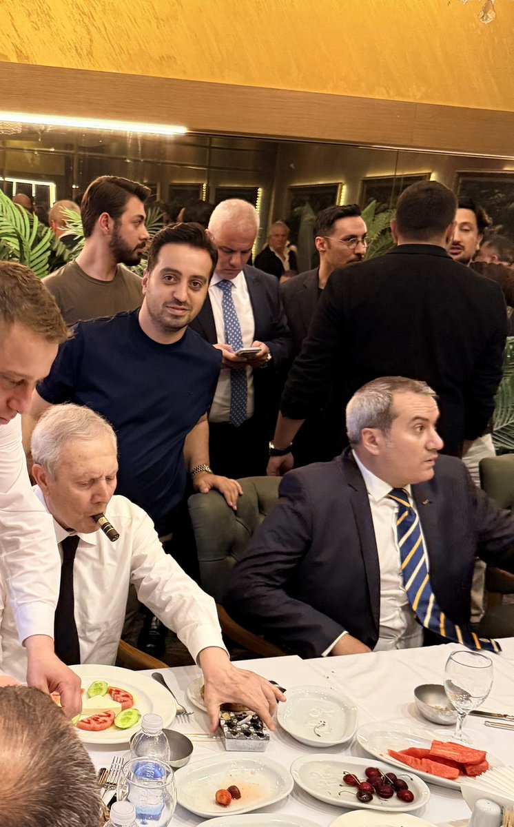 AhmetTitiz27's tweet photo. Fenerbahçe Spor Kulübü’müzün unutulmaz lideri Sayın Aziz Yıldırım’ı misafir ederek, Gaziantep’in asırlık bakır mirasını yansıtan özel plaketimizi takdim ettik. 

Değerli başkanımıza nazik ziyareti, samimi sohbeti ve camiamıza kattığı tüm değerler için saygı ve hürmetlerimizi sunar, kongremizin camiaya hayırlı olmasını diliyorum.. 🟨🟦
@Fenerbahce