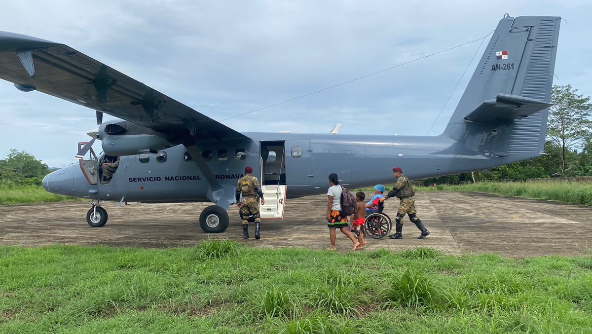 senafrontpanama's tweet photo. Unidades del Tercer Batallón Pacífico brindaron apoyo en la evacuación médica de dos ciudadanos en la comunidad de Jaqué, fortaleciendo el acercamiento comunitario y los lazos de comunicación con la población de nuestra área operacional. https://t.co/Q0pebQ5TEb