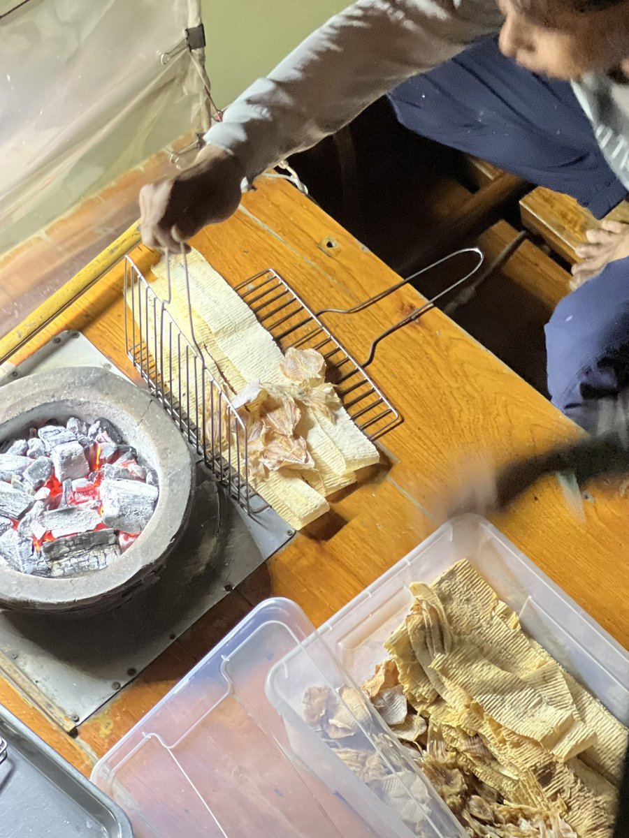 Gy0zza__'s tweet photo. คนอื่นไปดื่มไปดริ้งได้รับดอกไม้ ส่วนฉันโบกเรือหมึกบดเจ้าพระยา  🦑 🚤 https://t.co/odT6muW46z