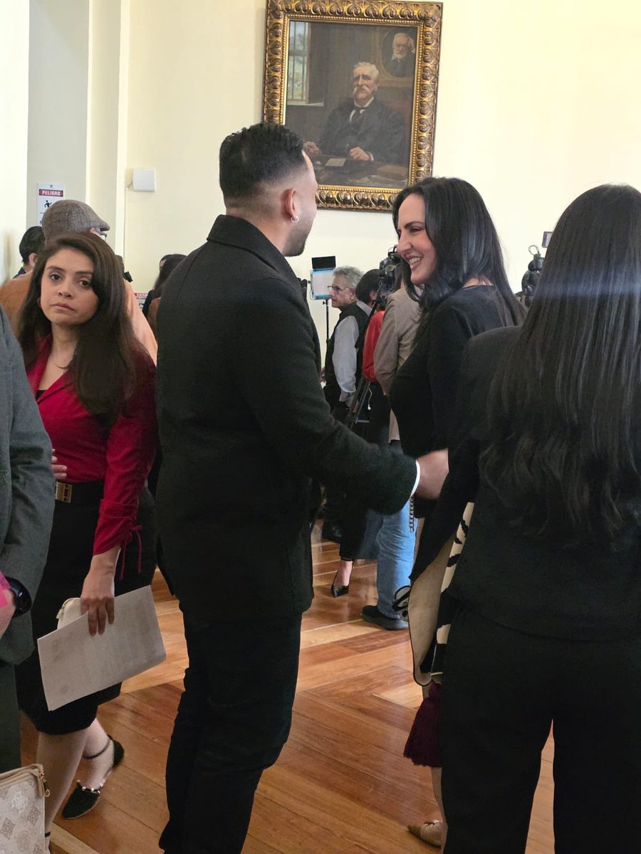 RodadoBJorge's tweet photo. Todo un honor conocer a esta dama, que nunca le tembló el pulso pero que a su vez no perdió su compostura @MariaFdaCabal https://t.co/iwMerMRfhJ