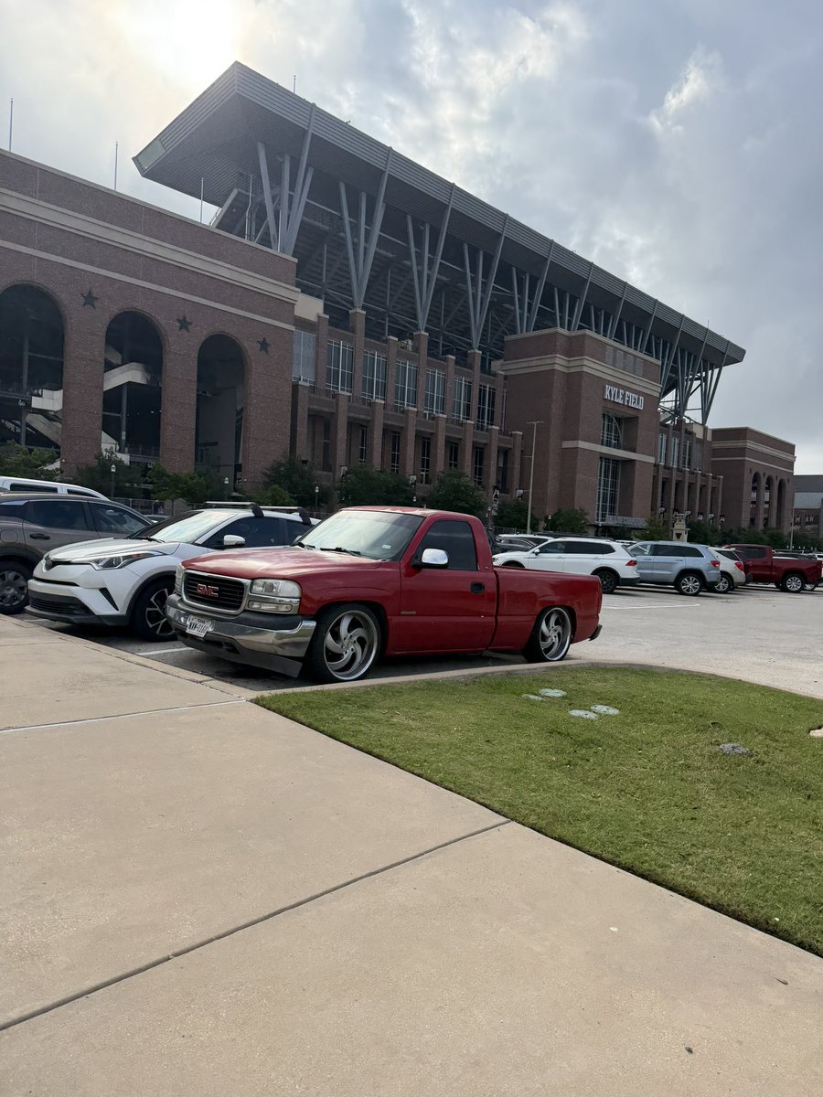 LPichon601's tweet photo. Great experience that Texas heat though🥵  @TAMU @LawrencHopkins @anthony_moore83 @CPichon601 @CoachTonyTNT https://t.co/yFNIycYuRq