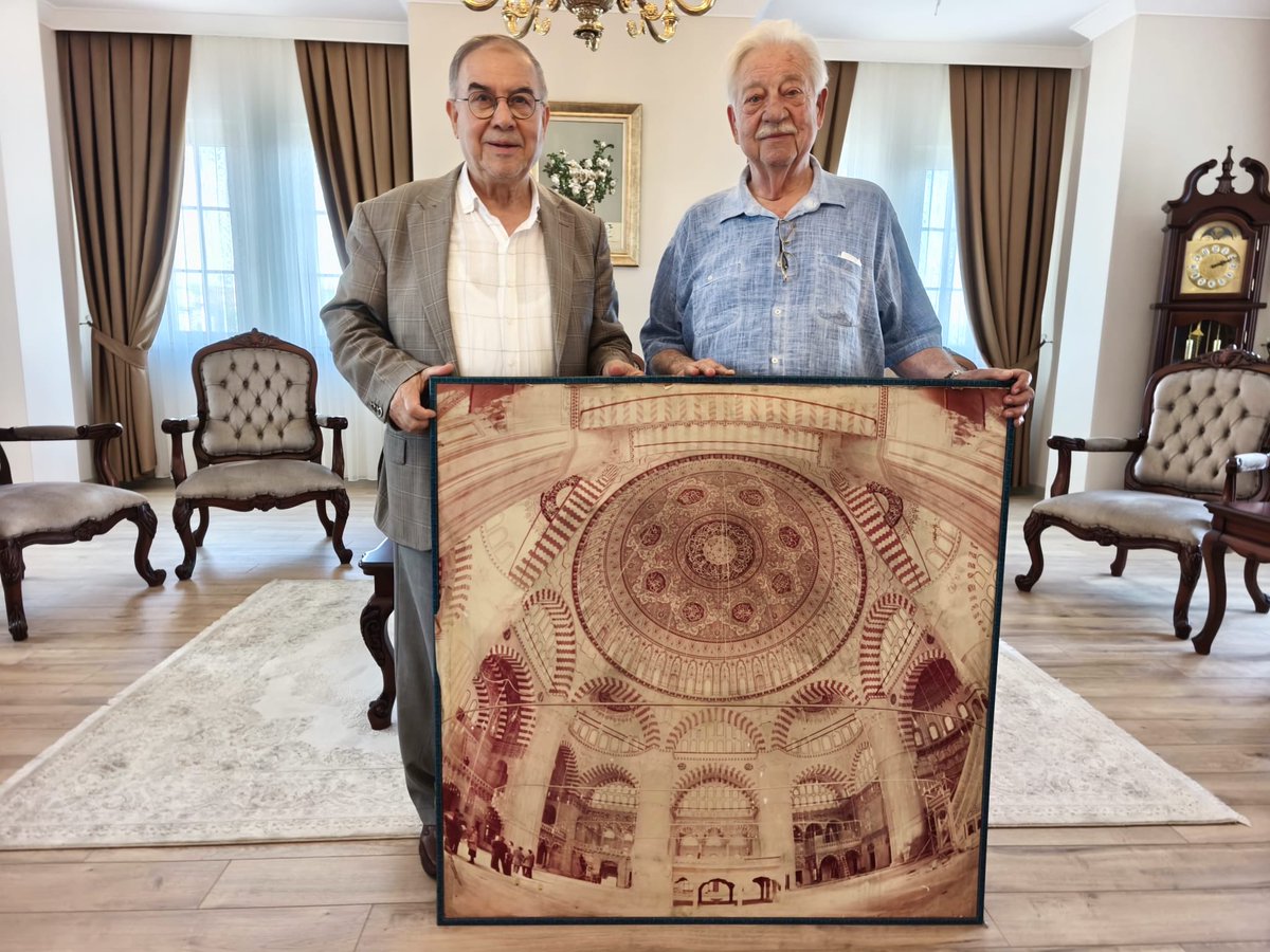 ahamitiris's tweet photo. Güler yüzü, tatlı dili ve hoş sohbetiyle gönüllerimizi her zaman güzelleştiren kıymetli büyük dayım İbrahim AY, İriş Grup Yönetim Konutumuza hayırlı olsun ziyaretinde bulundu.

Nazik ziyaretleri, samimi temennileri ve değerli hediyeleri için kendilerine gönülden teşekkür ederiz. https://t.co/vkARIsfQq1