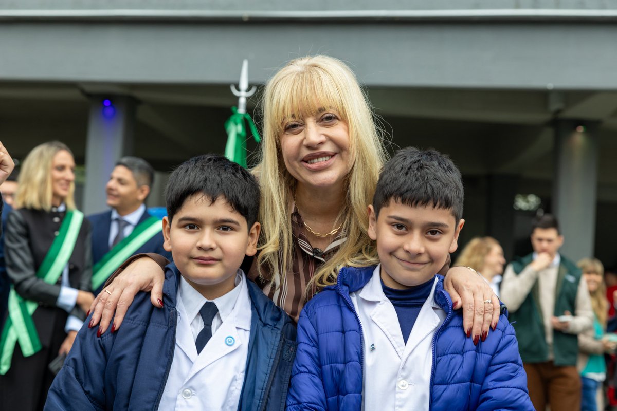 RossanaChahla's tweet photo. 🙌🏻 Junto a la ministra de Educación, Susana Montaldo, acompañamos a miles de estudiantes de 5° grado de más de 70 escuelas públicas y privadas de nuestra ciudad que realizaron su Promesa Ambiental, asumiendo el compromiso de cuidar nuestro planeta y promover hábitos sustentables en sus hogares.

💚 Cada uno de ellos nos recordó que el cambio comienza con pequeñas acciones: reciclar, separar residuos, cuidar el agua, respetar los espacios públicos y valorar la naturaleza que nos rodea.

🌱 Los niños y las niñas son grandes impulsores de la conciencia ambiental. Muchas veces son ellos quienes llevan estos aprendizajes a sus familias y nos inspiran a construir entre todos una ciudad más limpia, más verde y más sostenible.

♻️ Desde el Municipio seguimos trabajando con planificación, educación y acciones concretas para fortalecer el cuidado del ambiente, convencidos de que el futuro se construye hoy.

👏🏻 Quiero agradecer especialmente a la secretaria de Ambiente, Julieta Migliavaca, y a todo su equipo de trabajo por el enorme esfuerzo y compromiso para hacer posible esta jornada. También a cada uno de los funcionarios municipales que acompañan y sostienen estas políticas públicas, a los legisladores y concejales presentes, y a los funcionarios judiciales que se sumaron a esta actividad, reafirmando la importancia de trabajar de manera articulada por el cuidado del ambiente y el futuro de nuestras nuevas generaciones.

💚 Gracias a cada estudiante, docente y familia que formó parte de esta emocionante promesa. Sigamos cuidando juntos la casa común que compartimos.