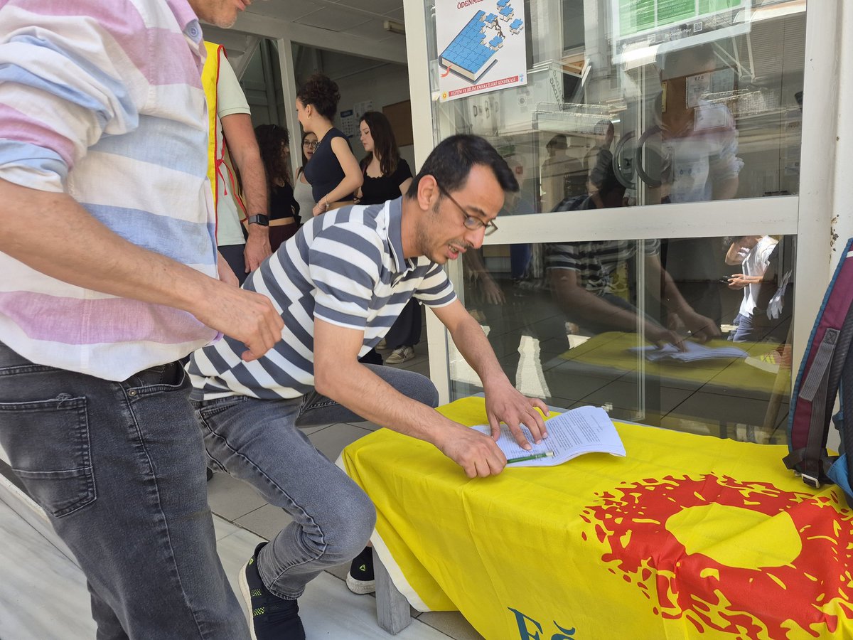 EgitimSenist6's tweet photo. "Yükseköğretim Tazminatı ve Üniversite Ödeneği tüm çalışanlara ödensin"talebiyle İÜ personel yemekhanesinde stand açan İÜ Temsilciliğimiz,üniversite emekçilerinden imza topladı.Tüm çalışanlara eşit ödeme! #YükseköğretimTazminat
#ÜniversiteÖdeneği
#ÜniversiteEmekçileri 
@egitimsen https://t.co/QLNkiWPmoF