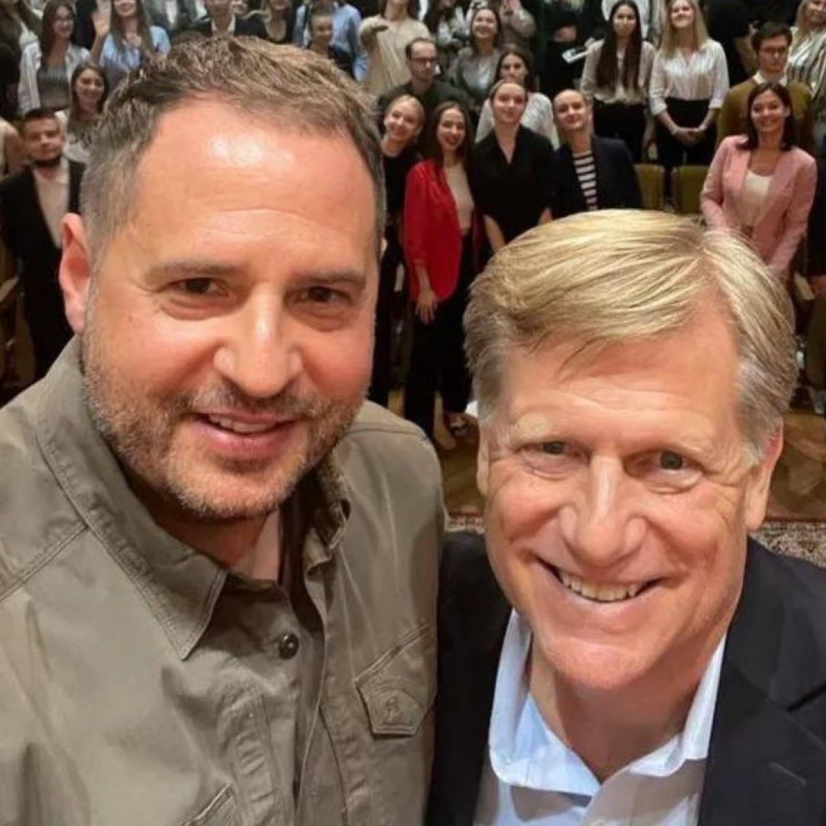 Littled_ru's tweet photo. @NadiaInBC @McFaul ОЙ бросьте метать бисер перед свиньями, Майк просто лишится своей коррумпированной кормушки. Для меня все ещё остаётся загадкой как простые американцы тратять свои налоги чтобы Майк мог процветать, воруя деньги которые вы бы могли направить на лечение детей. https://t.co/TUafTgxkv5