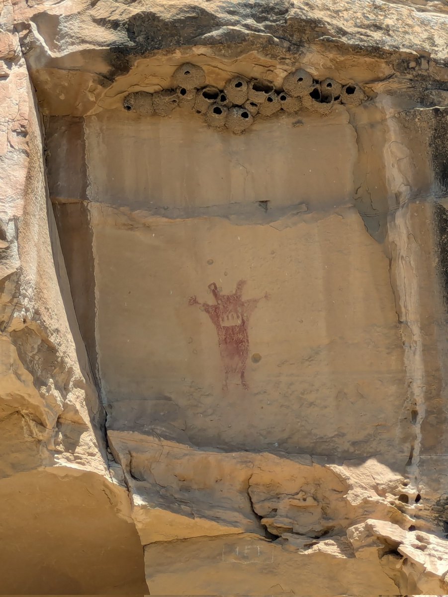 Reverend_Banjo's tweet photo. Painting of a figure known as "the guardian" - about 2000 years old in Canyon Pintado. A transitional style between Classic Fremont and Barrier Canyon. https://t.co/mJqyQzGR6p