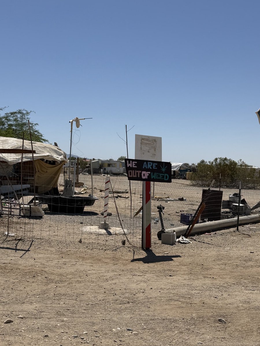 Valiotoro's tweet photo. Slab City ☮️ https://t.co/IEkv4hOfpd