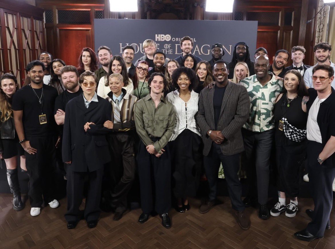 dripfeeder0117's tweet photo. harry at the centre of team black is taking me out, he really is a dog about to be put down 😭 https://t.co/mz1SrdlXAg