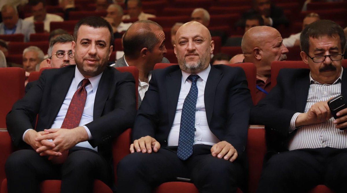 EnginGunceoglu's tweet photo. 📌 Van Mahalle Başkanları Toplantısı

Genel Başkan Yardımcımız ve Teşkilat Başkanımız Sn.@abuyukgumus’ün başkanlığında, teşkilatımızın temel taşı olan mahalle başkanlarımızla bir araya geldik.
AK Parti, gücünü her zaman mahallelerimizdeki o sağlam sarsılmaz bağlardan alır. 

Bitlis teşkilatımız olarak, komşu ilimiz Van’ın bu coşkusuna ve davasına ortak olmaktan mutluluk duyduk.